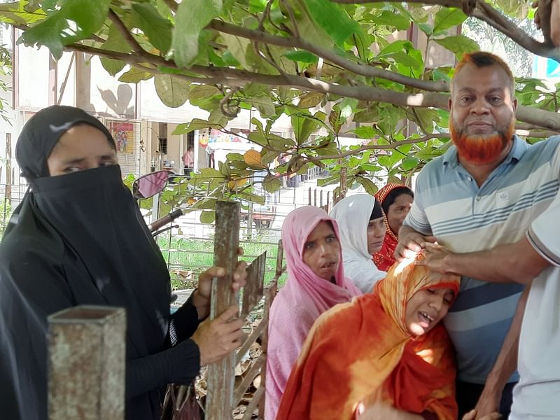 শেরপুর জেলা সদর হাসপাতাল চত্বরের সামনে ওই সংঘর্ষে নিহত মিজানুর রহমানের স্বজনদের আহাজারি। আজ সকালে তোলা